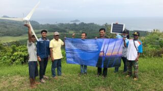 Doktor Mengabdi, Pemberdayaan Masyarakat Kawasan Pesisir Pantai Sendiki Desa Tambakrejo Melalui Pelatihan Dan Pemanfaatan Teknologi Konversi Energi Terbarukan