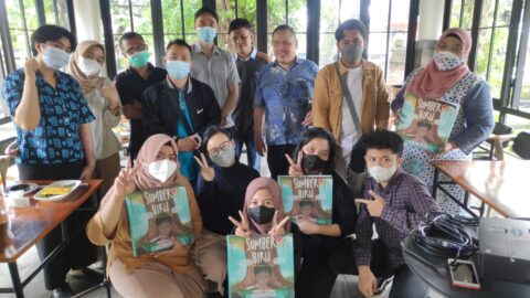 The Team of FCS UB Lecturers with SLB Lawang and the Prototype of the Book 'Sumber Biru – The Fountain of Power'