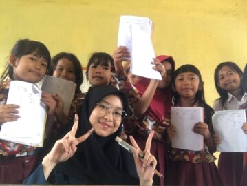 Dannisa Rahma Tiffani bersama siswa SDN 01 Banjar Agung