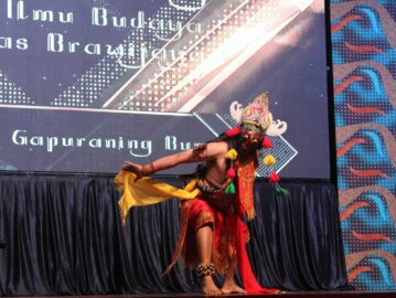 Penampilan Tari Topeng Malangan khas Jambuwer dari murid seni Mbah Barjo pada Pembukaan Anugerah Sabda Budaya 