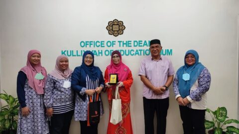 Tim Dokar PS Pendidikan Bahasa Inggris bersama Ketua Departemen dan Professor di IIUM (Kulliyyah of Education)