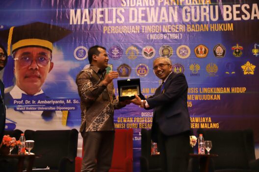 Kepala Dinas ESDM Provinsi Jawa Timur Dr. Nurkholis, SSos.,MSi.,CIPA.,CIHCM Saat Menerima Vandel