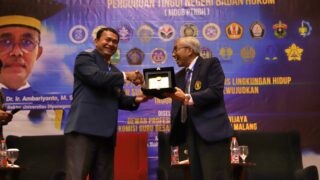 Prof Sukir Maryanto Bersama Ketua Dewan Profesor UB Prof Armanu Menerima Vandel