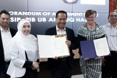 Hamamah, Ph.D. (Dean of FCS UB), Prof. Abdul Hakim (Dean of FISIP UB), and Prof. Heather Zwicker (Dean of HASS UQ) Show Cooperation Documents