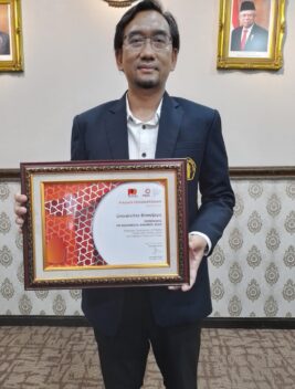 Rektor UB Prof. Widodo Memegang Penghargaan dari Public Relation Indonesia Awards