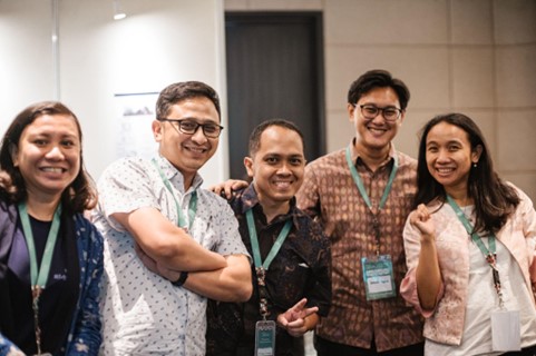 Foto: Tunjung Mahatmanto (tengah) merayakan kelulusanprogram Science Leadership Collaborative. dok. Pribadi) 