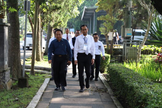 Rektor bersama perwakilan Panitia SNPMB, Dr. Tri Budi Santoso, S.T., M.T., (baju biru), melakukan tinjau lokasi
