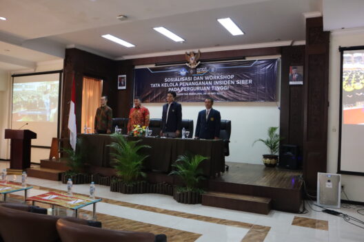 Narasumber dari BSSN Giyanto Awan Sularso S. Kom., MM (batik oranye )bersama Wakil Rektor IV dan Direktur DTI 