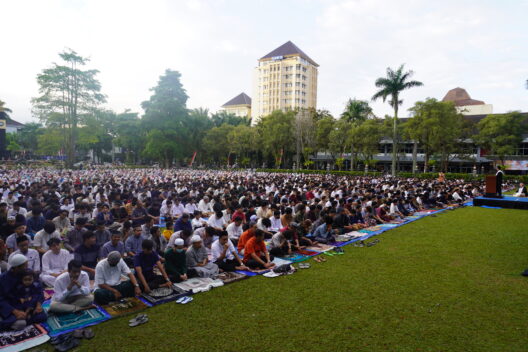 Suasana pelaksanaan solat Iduladha di Lapangan Rektorat (23/6)