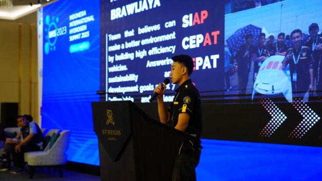 Kunindro Wisnu perwakilan Tim Apatte62 Brawijaya presentasi di hadapan peserta Indonesia International Hydrogen Summit 2023
