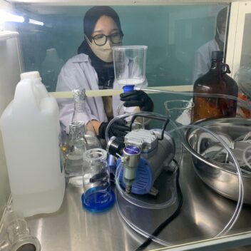 Analisis laboratorium untuk mikroplastik di lingkungan air dan biota laut