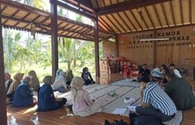Foto Kegiatan diskusi penyelesaian masalah masyarakat di Kampung Batara, Desa Papring, Kecamatan Kalipuro, Kabupaten Banyuwangi
