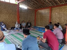 Foto Kegiatan diskusi penyelesaian masalah masyarakat di Markas Ekoliterasi Merdeka (MEM), Desa Secang, Kecamatan Kalipuro, Kabupaten Banyuwangi