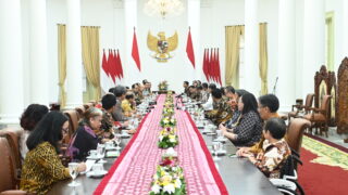 Rapat Tim Percepatan Reformasi Hukum dari kelompok kerja (Pokja) Reformasi Lembaga Peradilan dan Penegakan Hukum bersama Presiden Joko Widodo