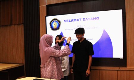 Embedding Name Tag to Participant Representatives as a Symbol of the Opening of the 2023/2024 Darmasiswa RI Programme