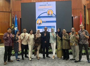 Foto Bersama Panitia dan Pemateri Kegiatan 3 in 1 dengan profesor Malaya