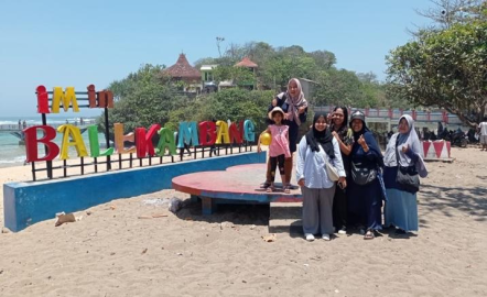 Mahasiswa WU Mengunjungi Pantai Balekambang