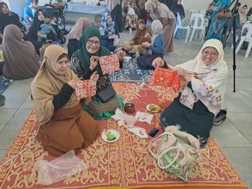 Peserta Komunitas MTRI Memamerkan Hasil Karya Workshop Batik 