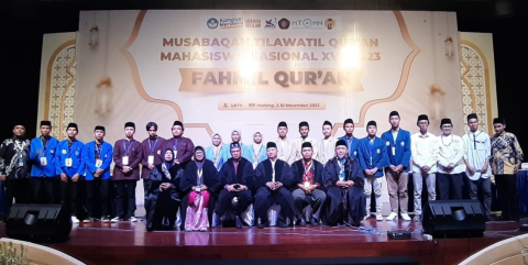 Para Kafilah foto bersama dengan Majelis Hakim Cabang Musabaqah Fahmil Qur’an MTQMN XVII Tahun 2023