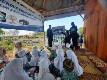 Edukasi mangrove kepada pengunjung siswa oleh Tim DM FPIK