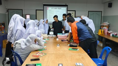 Foto M Nizzam dari Biologi FMIPA Sedang Mengerjakan Proyek Pembuatan Yogurt di Santichon Islamic School 