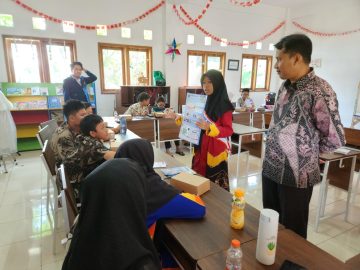 Gambar 1. Penyuluhan Kader keamanan Makanan siswa kelas 8 SMP Islam Bani Hasyim didampingi tim Pengabdian kepada Masyarakat Farmasi FKUB Malang.