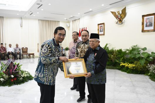 Rektor UB menerima penghargaan dari Wakil Presiden Republik Indonesia di Istana Wakil Presiden Jakarta