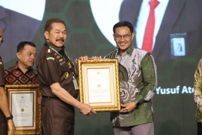 Foto Dr. Fachrizal Afandi Saat Menerima Penghargaan dari Jaksa Agung Republik Indonesia ST. Burhanudin