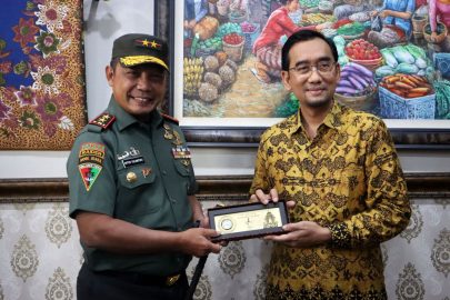 Foto dari kiri ke kanan: Panglima divisi infantri ( Pangdivif) 2 Kostrad Mayjen TNI Anton Yuliantoro, S.I.P., M.Tr., dan Rektor UB Prof. Widodo