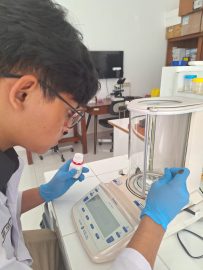 Foto Tim Sedang Melakukan Proses Mengukur berat Bahan