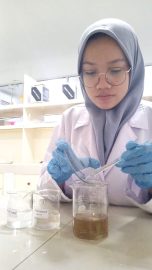 Foto Anggota Tim Sedang Proses memasukan bahan sebelum dilakukan stirer