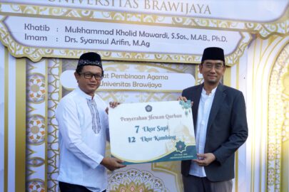 Foto Rektor Prof Widodo Melakukan Simbolisasi Penyerahan Hewan Kurban kepada drh. Analis Wisnu Wardhana pada saat selesai sholat Idul Adha. Foto: Sukana (Humas)